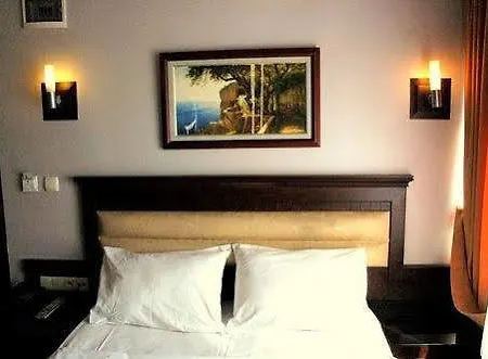 Rouge Noire Hotel 3*